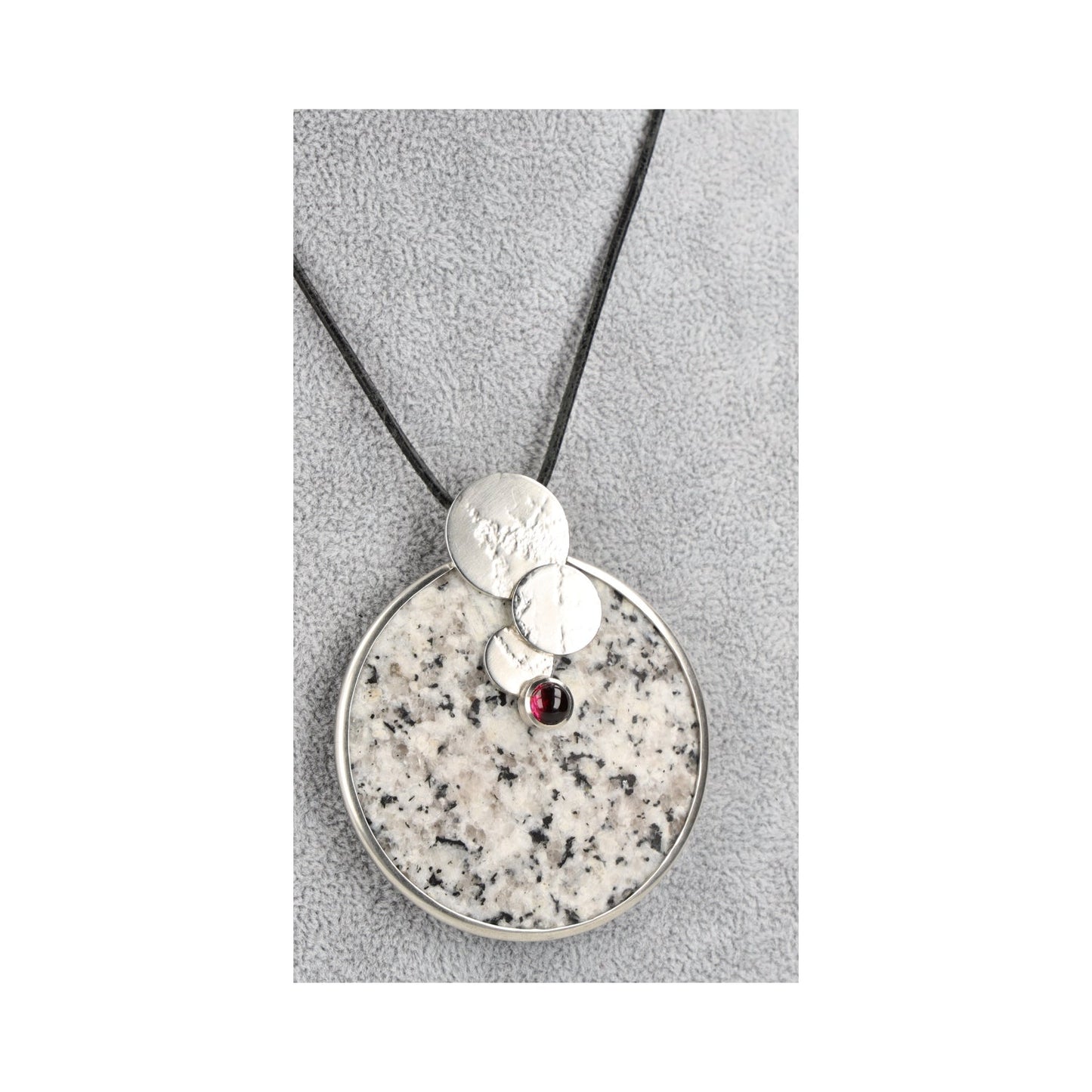 Anhänger „Granat auf Granit“