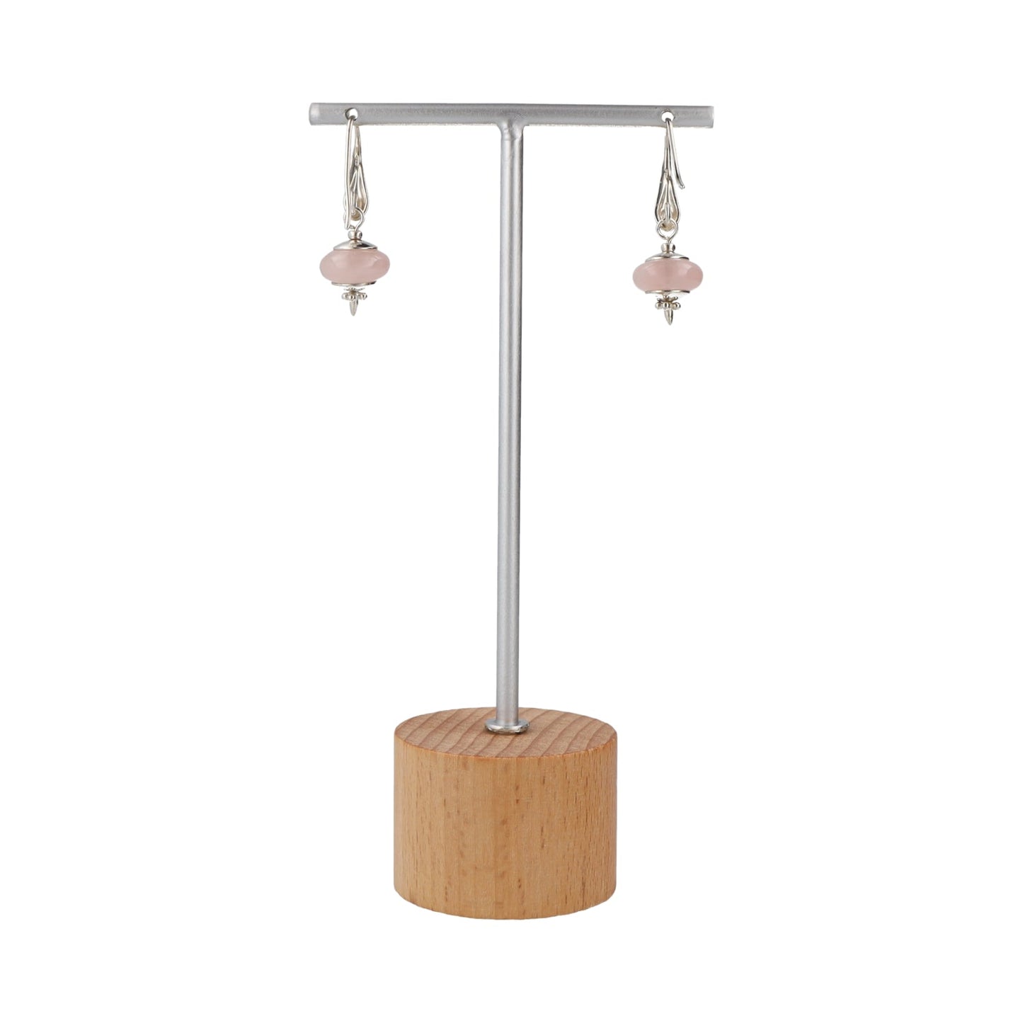 Rückansicht der Ohrhänger „Herz-Kreiseln“ mit Rosenquarzlinse und Silberscheiben – Eleganter Schmuck aus 925 Sterling Silber präsentiert auf einem Ständer mit Holzfuß.