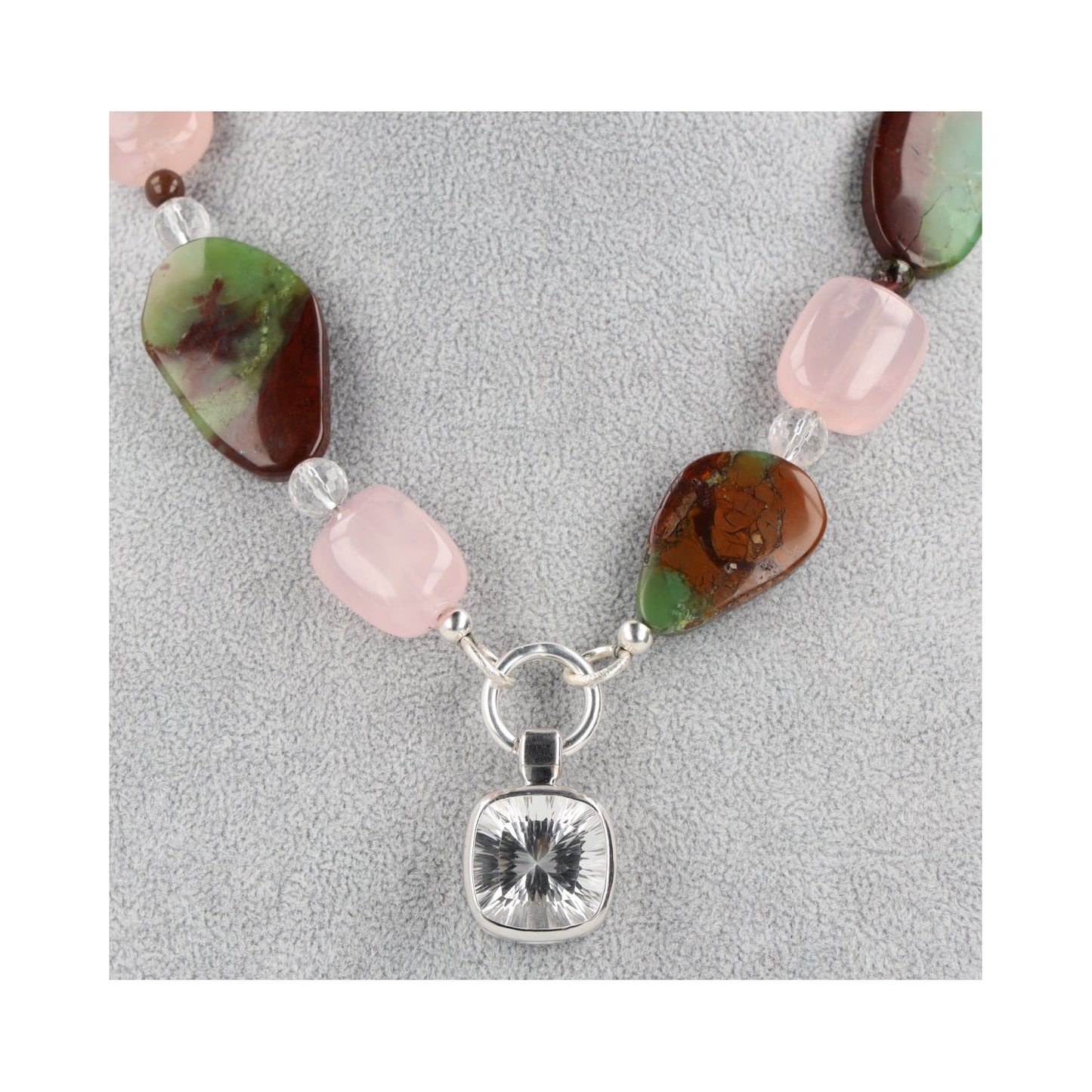 Detailansicht der Halskette „Herzöffner für Große“ mit Rosenquarz, Bergkristall und Chrysopras – Ein Schmuckstück für Liebe und Heilung.