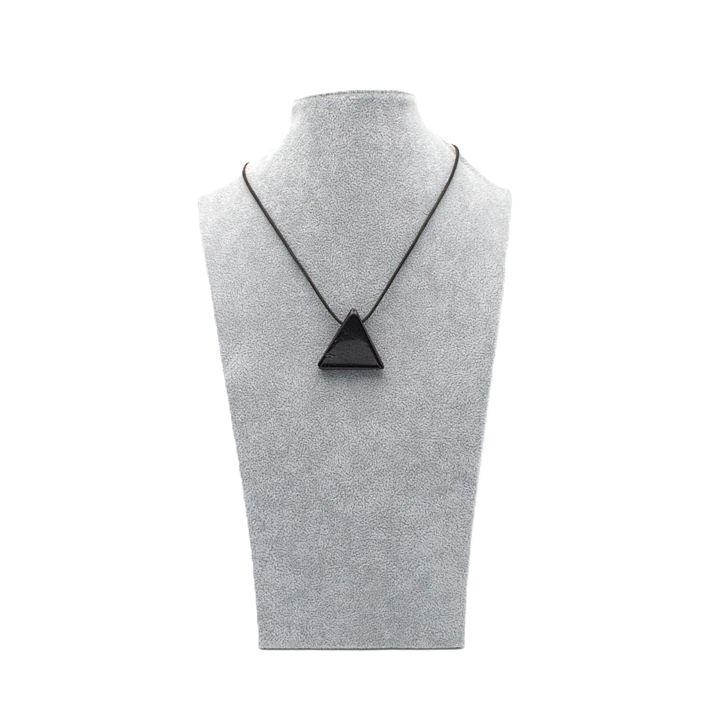 Anhänger in dreieckiger Form aus schwarzem Turmalin (Schörl) an einem schwarzen Lederband befestigt und an einer Schmuckbüste gezeigt.