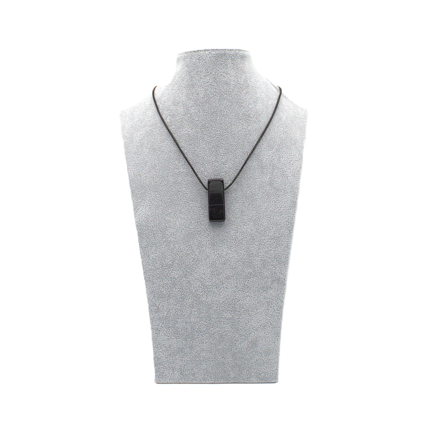 Anhänger in länglicher Rechteckform aus schwarzem Turmalin (Schörl) an einem schwarzen Lederband befestigt und an einer Schmuckbüste gezeigt.