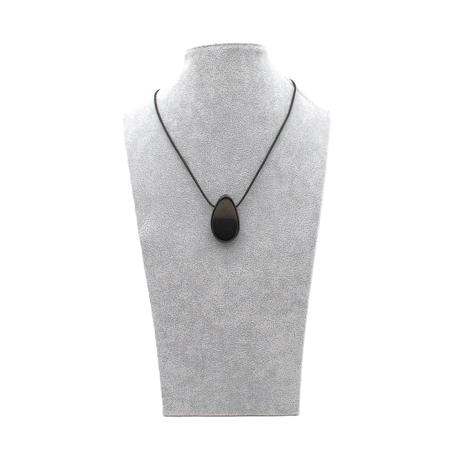 Anhänger in Tropfenform aus schwarzem Turmalin (Schörl) an einem schwarzen Lederband befestigt und an einer Schmuckbüste gezeigt