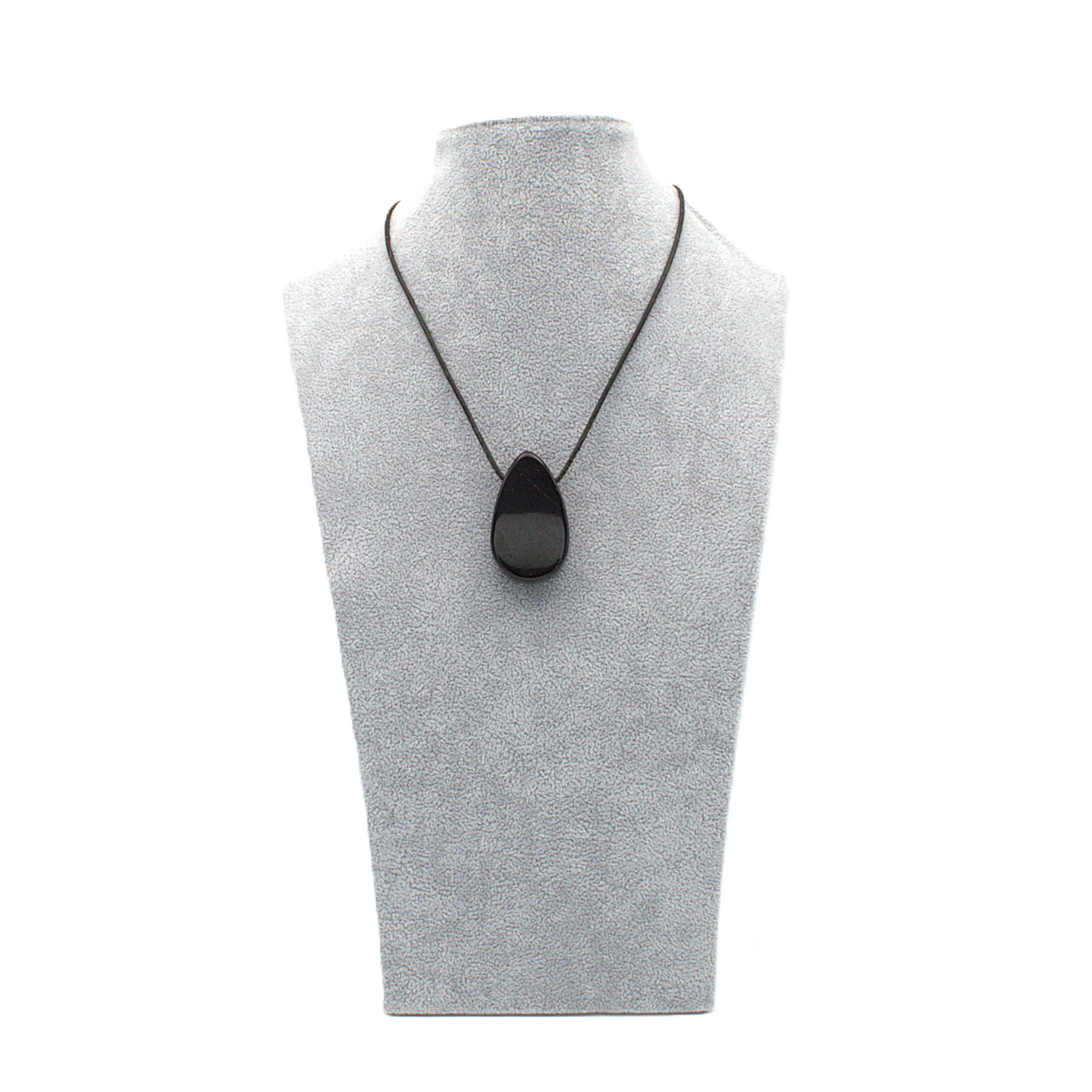 Anhänger in Tropfenform aus schwarzem Turmalin (Schörl) an einem schwarzen Lederband befestigt und an einer Schmuckbüste gezeigt