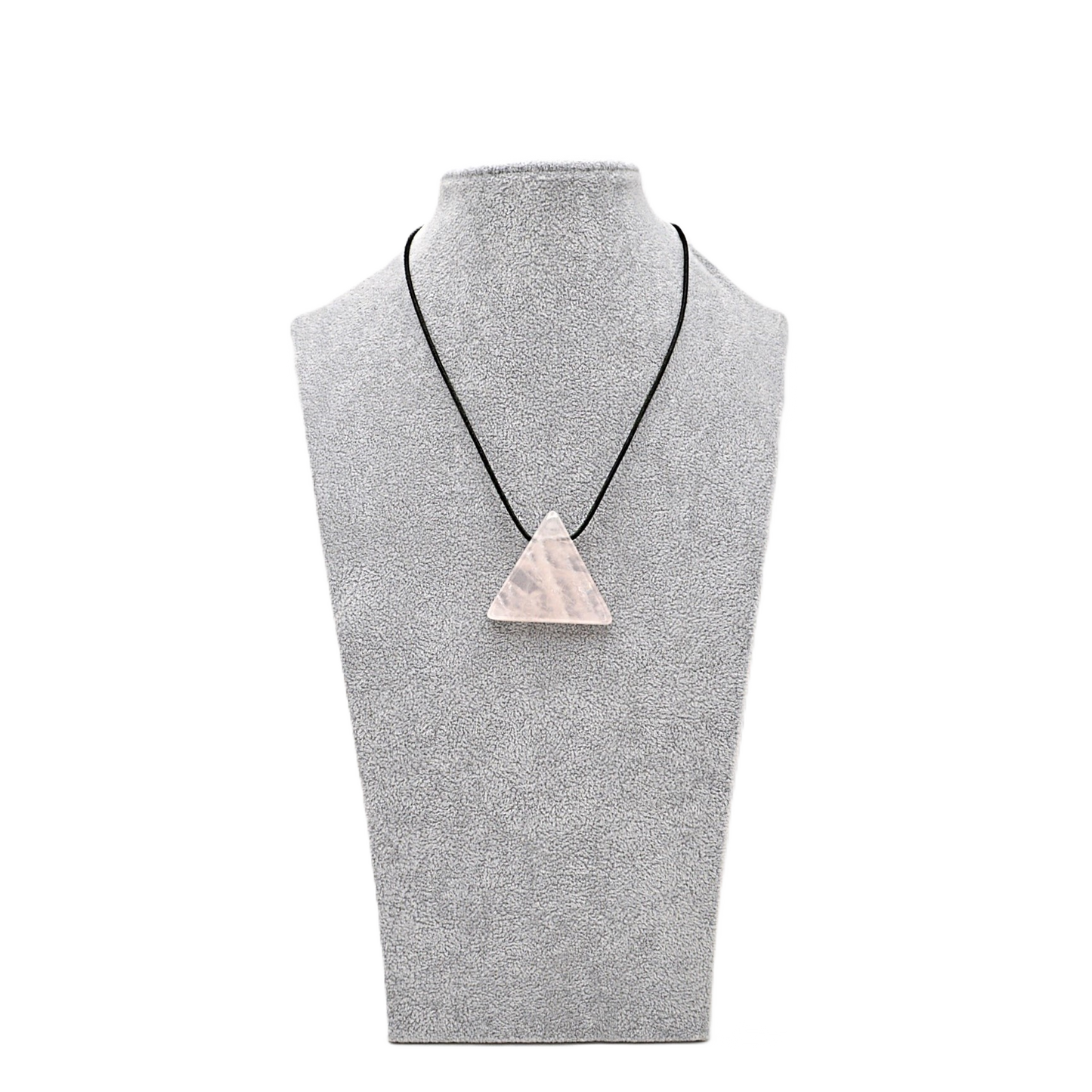 Edelstein-Anhänger in Form eines Dreiecks aus Rosenquarz an einem schwarzen Lederband befestigt und an einer Schmuckbüste gezeigt.