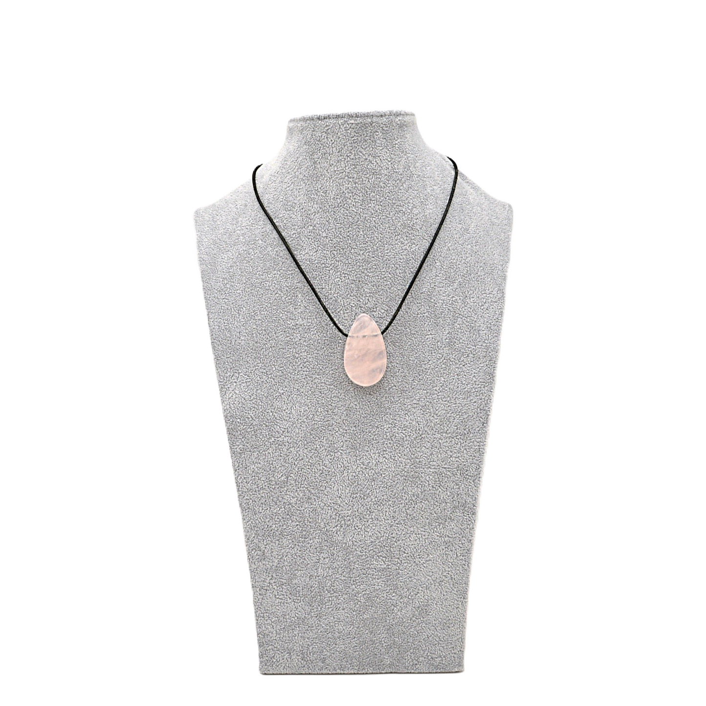 Edelstein-Anhänger in Tropfenform aus Rosenquarz an einem schwarzen Lederband befestigt und an einer Schmuckbüste gezeigt.