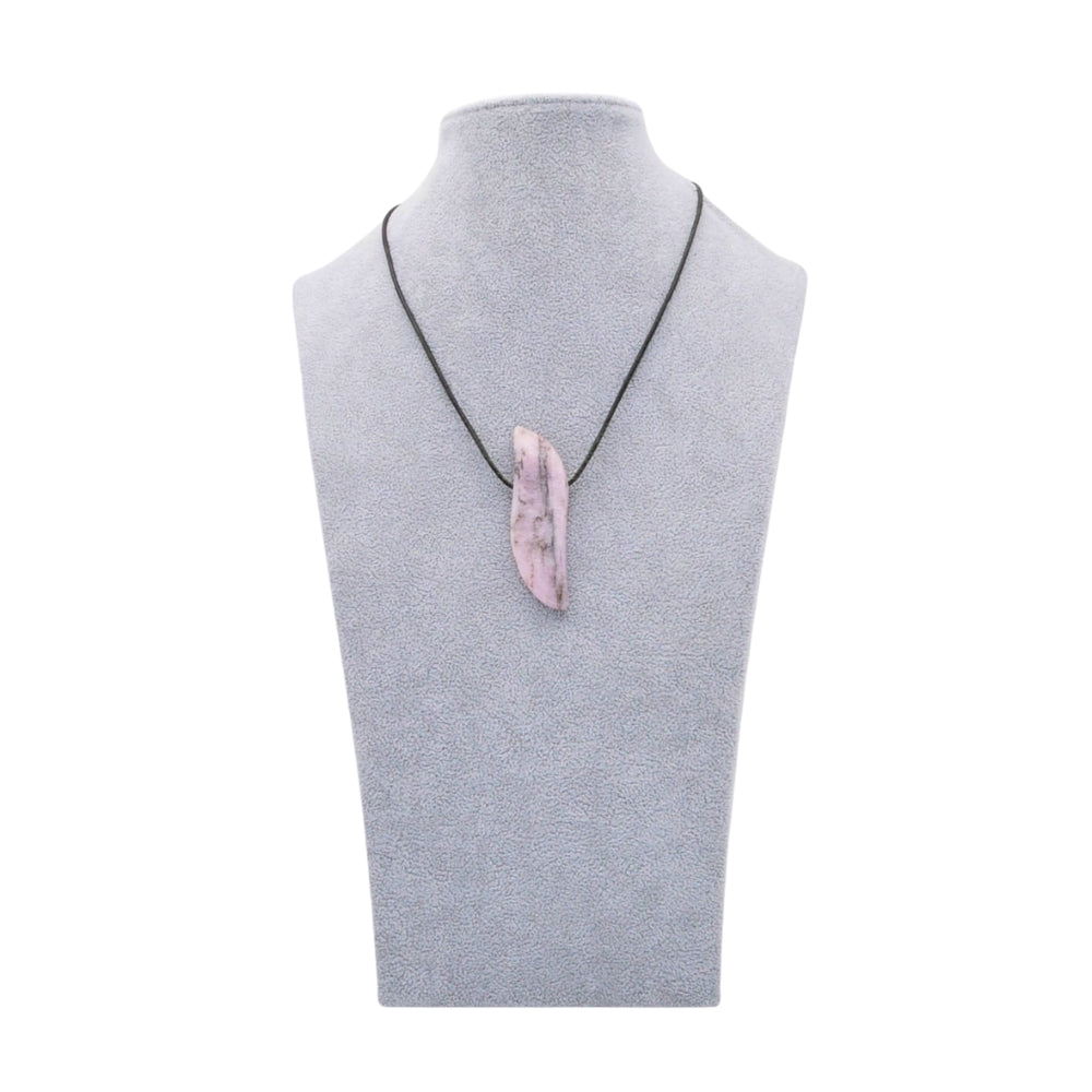 Edelsteinanhänger „Wave of Grace“ aus Kunzit – für Harmonie & innere Stärke UNIKAT