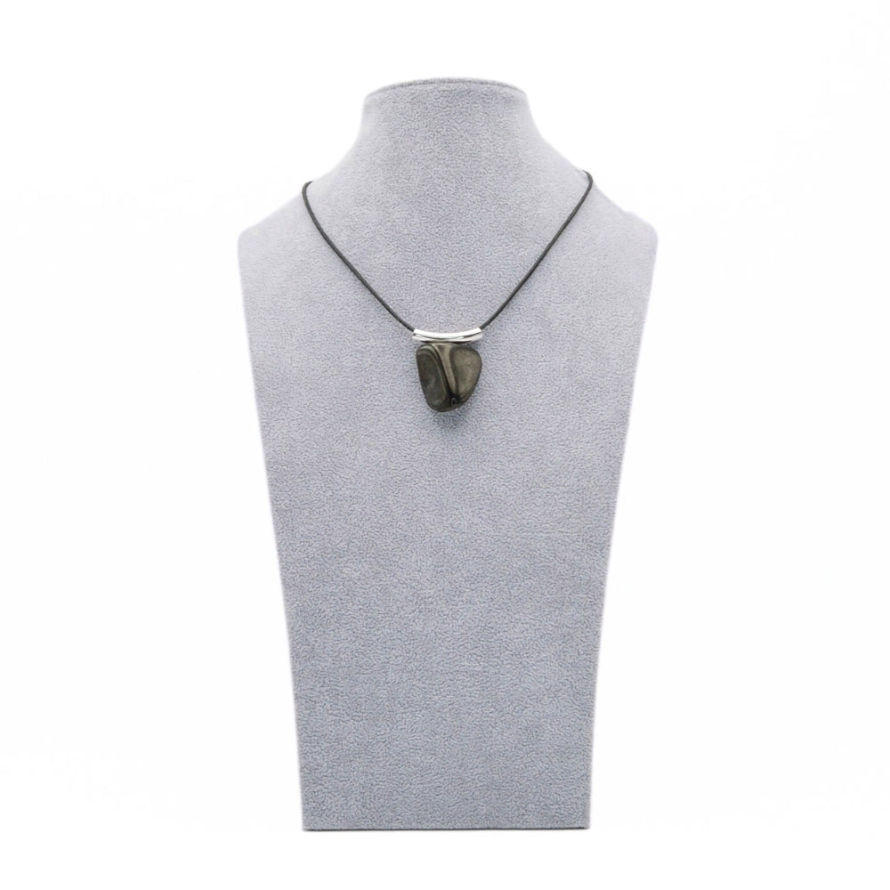 Edelsteinanhänger „Shining Shield“ aus Schungit – für Schutz & Leichtigkeit UNIKAT