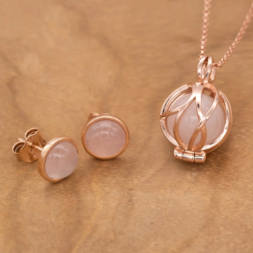Bild mit der Kette "Powerful Stone Paradise" roségold mit Rosenquarz Heilsteinperle und den passenden Ohrsteckern in roségold und Rosenquarz.