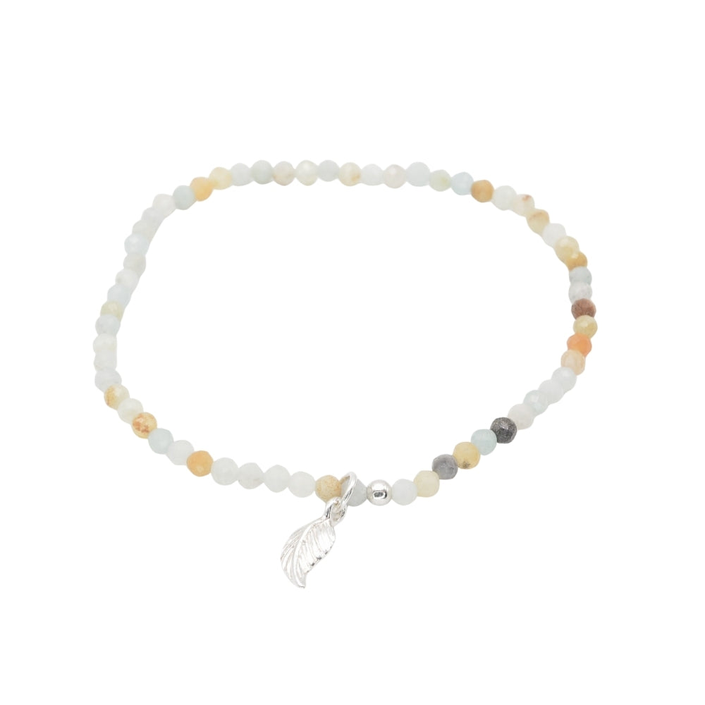 Edelsteinarmband „Amazonit & Feder silber“ (3mm Perlen, facettiert) für Gelassenheit, Leichtigkeit & Selbstvertrauen