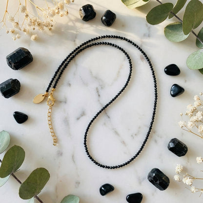 Edelsteinkette „Midnight Glow“ mit schwarzem Spinell, gold – Eleganz & innere Stärke
