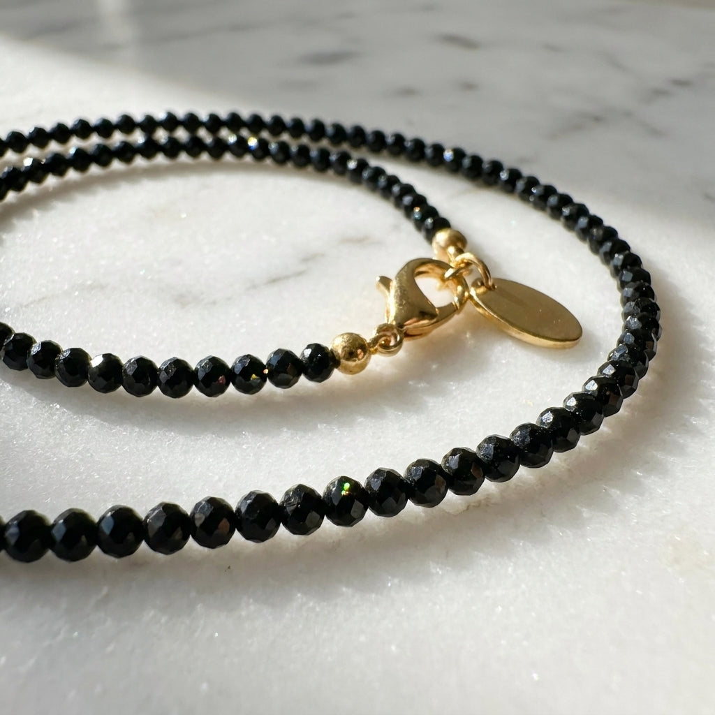 Edelsteinkette „Midnight Glow“ mit schwarzem Spinell, gold – Eleganz & innere Stärke