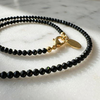 Edelsteinkette „Midnight Glow“ mit schwarzem Spinell, gold – Eleganz & innere Stärke
