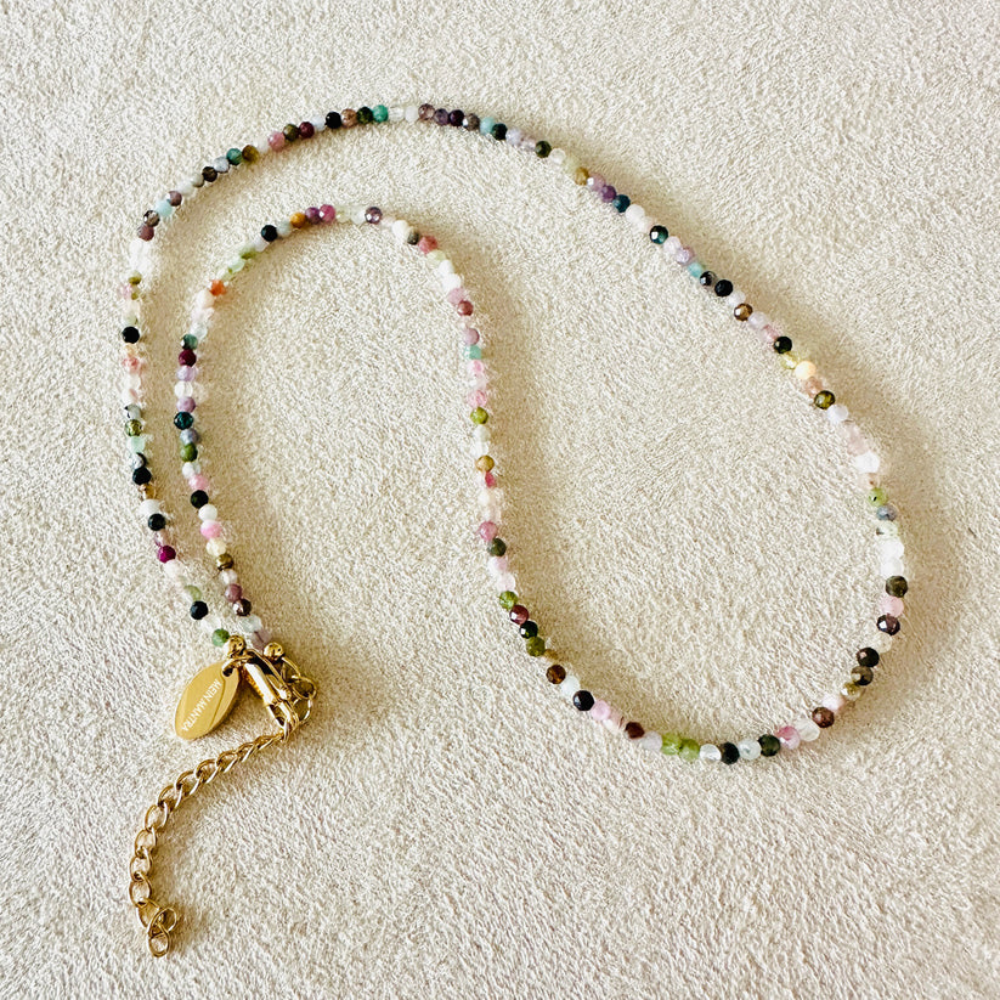 Edelsteinkette „Chakra Glow“ mit buntem Turmalin, gold – Eleganz & innere Balance