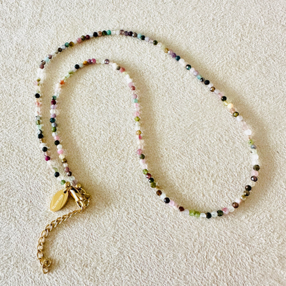 Edelsteinkette „Chakra Glow“ mit buntem Turmalin, gold – Eleganz & innere Balance