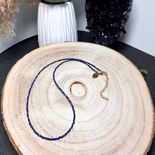 Edelsteinkette „Celestial Blue“ mit Lapislazuli, gold – Eleganz & innere Klarheit
