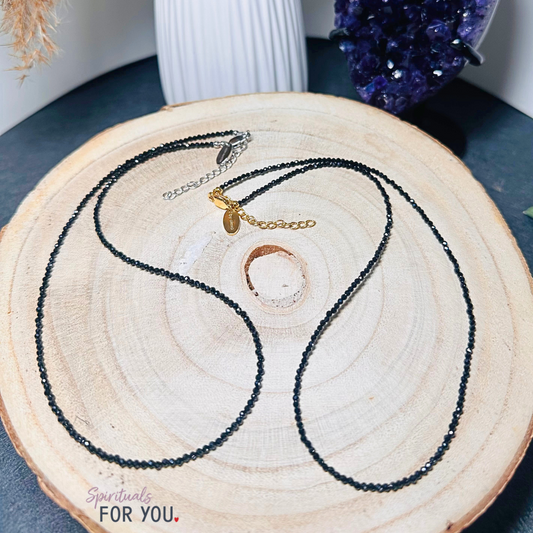 Edelsteinkette „Midnight Glow“ mit schwarzem Spinell, gold – Eleganz & innere Stärke