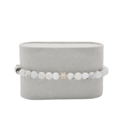 Edelsteinarmband „Regenbogen-Mondstein & Blume Silber“ (6mm Perlen) für Intuition, Harmonie & innere Ruhe