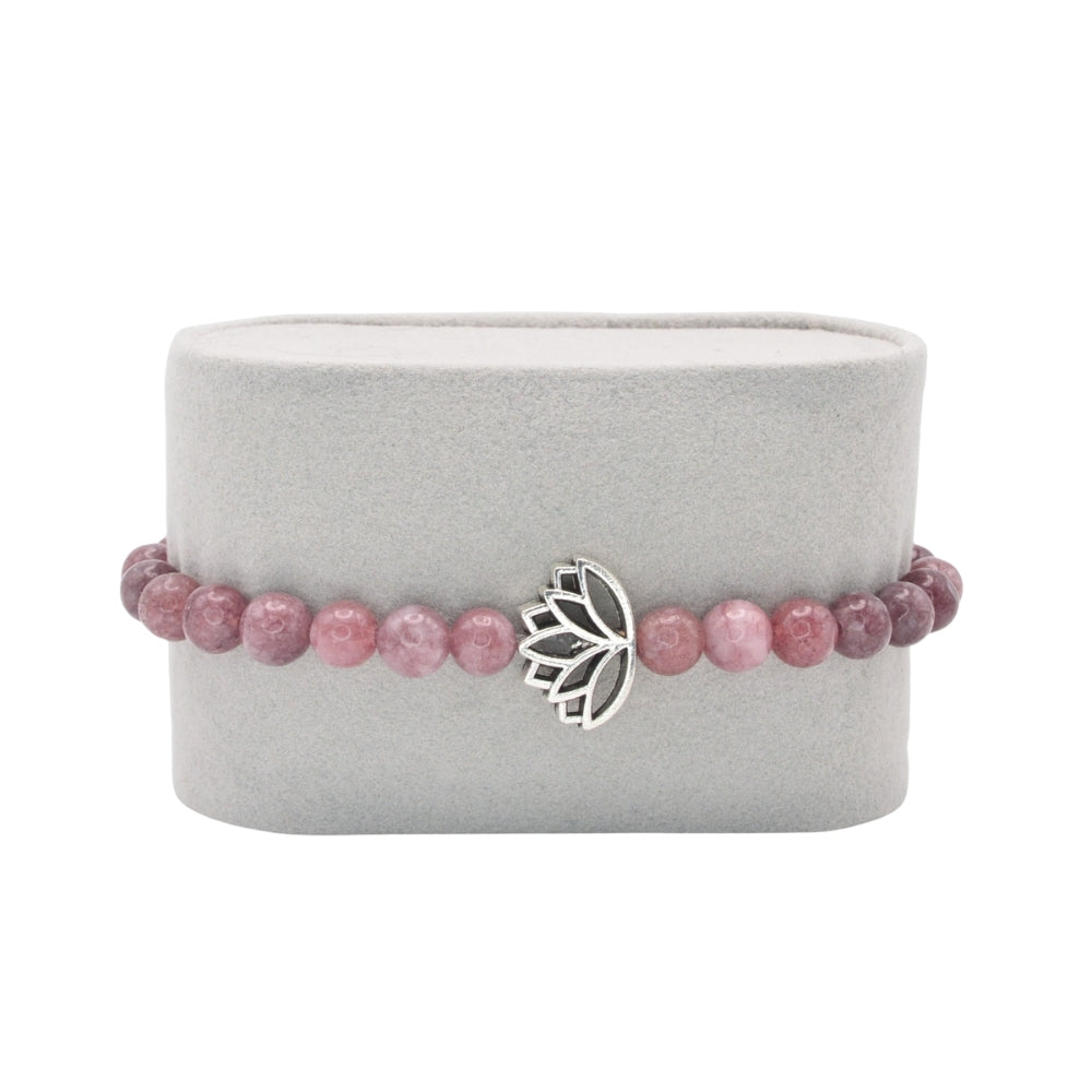 Edelsteinarmband „Lepidolith & Lotusblume silber“ (6 mm Perlen) für Gelassenheit, Balance & Neubeginn