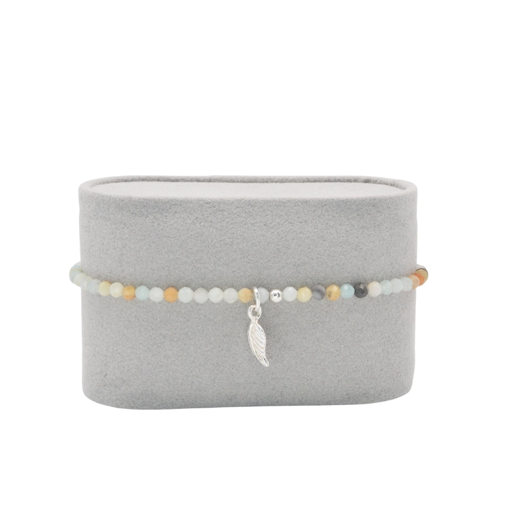 Edelsteinarmband „Amazonit & Feder silber“ (3mm Perlen, facettiert) für Gelassenheit, Leichtigkeit & Selbstvertrauen