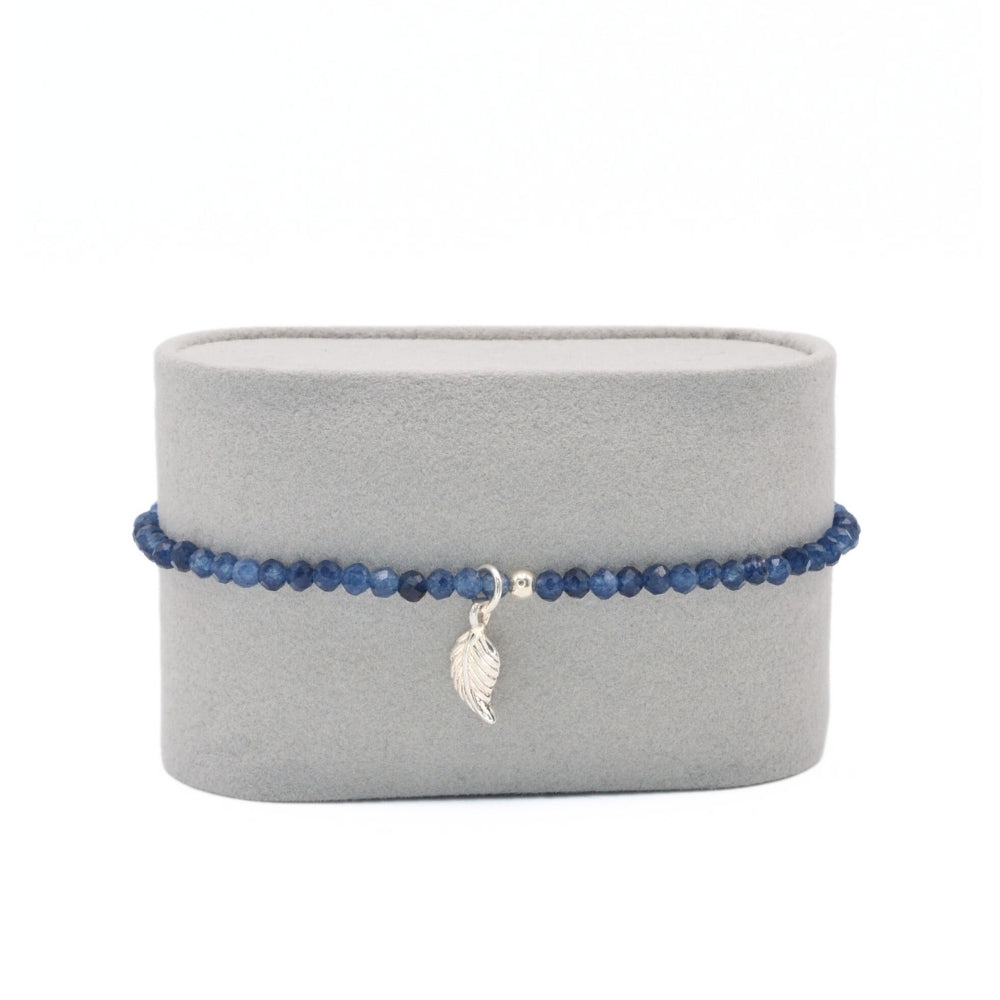 Edelsteinarmband „Saphir & Feder silber“ (3mm Perlen, facettiert) für Weisheit, Leichtigkeit & innere Ruhe