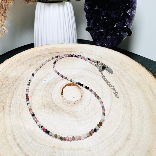 Edelsteinkette „Chakra Glow“ mit buntem Turmalin, silber – Eleganz & innere Balance