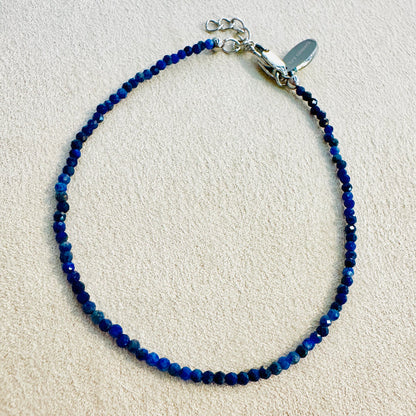 Edelsteinkette „Celestial Blue“ mit Lapislazuli, silber – Eleganz & innere Klarheit