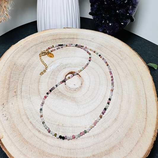 Edelsteinkette „Chakra Glow“ mit buntem Turmalin, gold – Eleganz & innere Balance